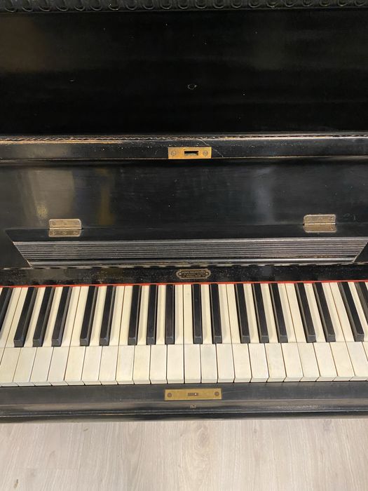 Piano Vertical R. Goetze