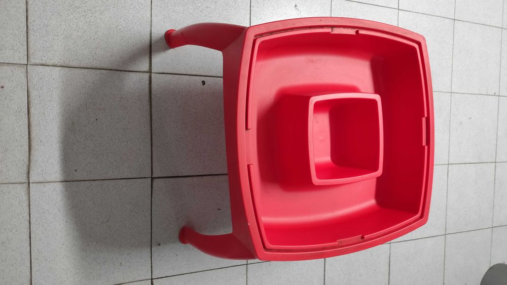 Mesa de Brincar com espaço de arrumação