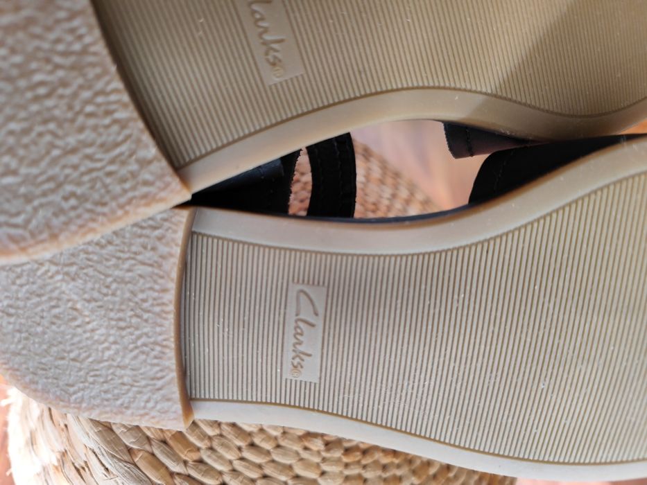 Sandálias em pele Clarks novas tamanho 36