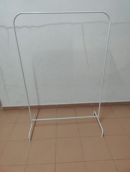 Rack de roupas branco