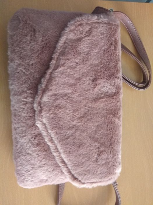 Linda mala em pêlo  rosa velho. Nova com etiqueta. Muito fofinha