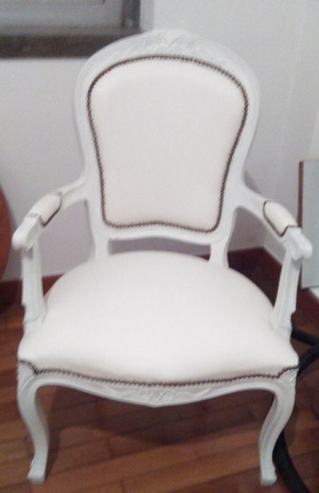 Cadeira cor branco em bom estado
