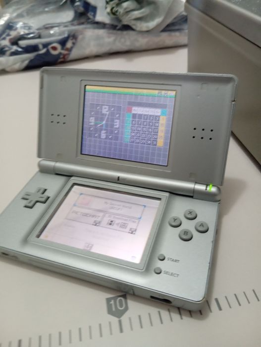 Nintendo DS Lite com mod USB-C (carrega normalmente).