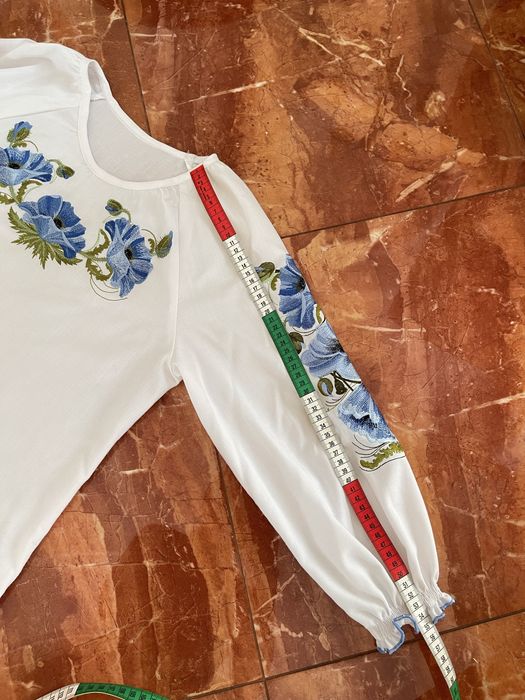 Вишиванка з блакитними квітами