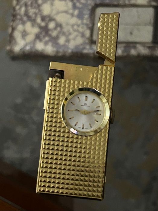 Isqueiro a gasolina em plaquê ouro com relógio a corda Bucherer