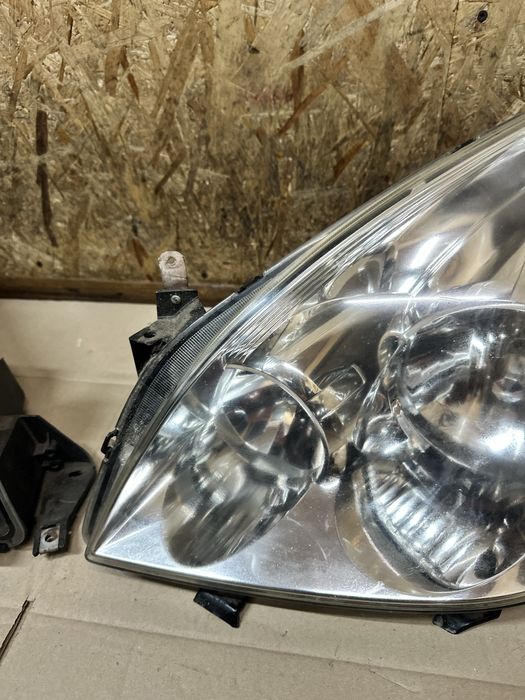 Передні фари Toyota Corolla Verso AUR10 Тойота Версо AR10 2001-2009