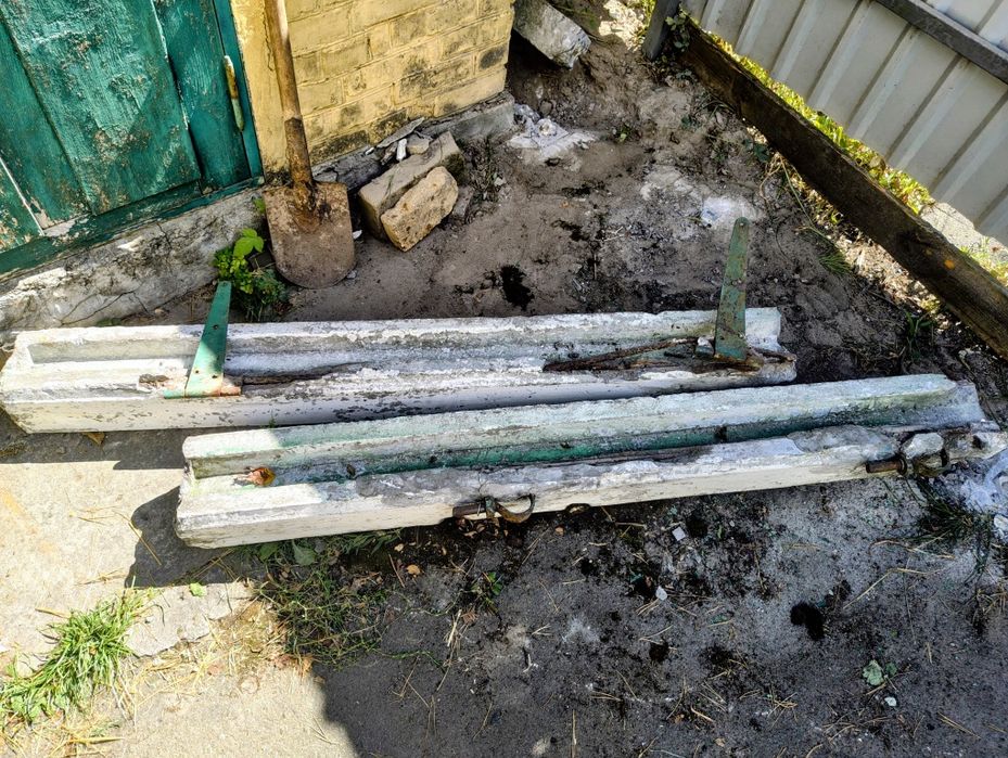 Бетонні стовпчики столбики залізнична шпала