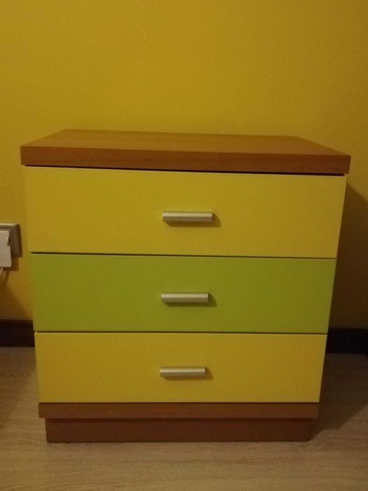 Cama corpo e meio com gavetões e mesa de cabeceira com gavetas