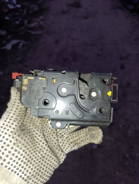 Замок двери задней левой VW Touareg Golf 5-6 Touran Jetta Octavia A5