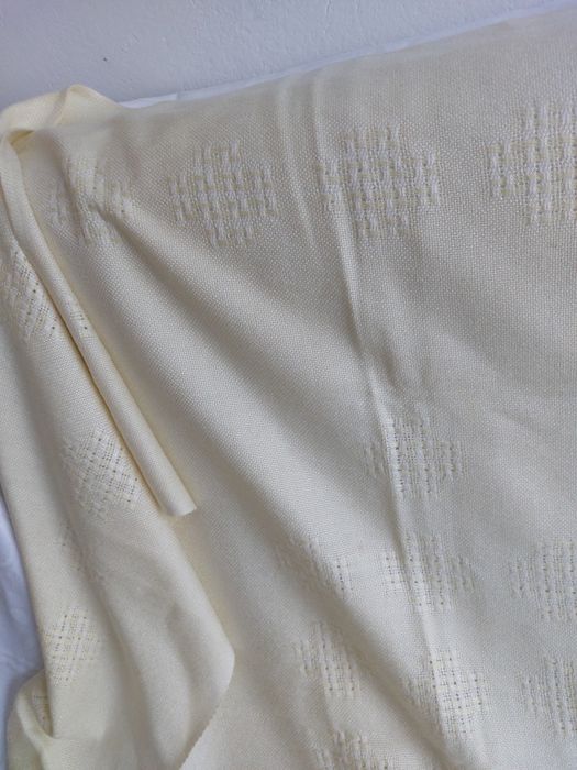 Sprzedam obrus kremowy kolor.Wymiary 125x135 cm.