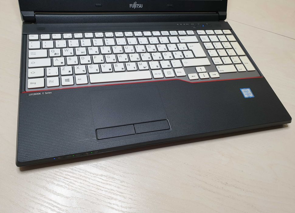 Потужний ноутбук Fujitsu / Intel Core i3-6100/SSD/RAM 8 GB/Full HD IPS/Батарея 6 годин