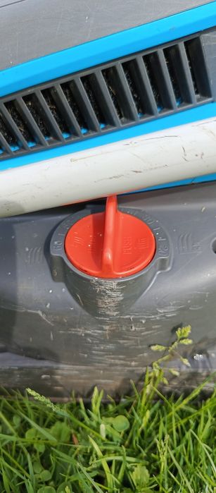 Plastikowy pojazd z czterema kółkami i koszem.
