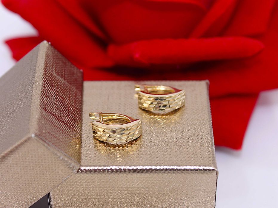 Złote kolczyki p.585/1,47g z grawerowanym frontem