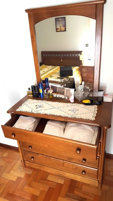 Quarto de casal em madeira de Carvalho, ótima qualidade.