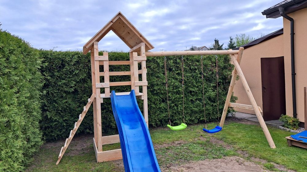 Plac zabaw zjeżdżalnia piaskownica drabinka huśtawka ślizg