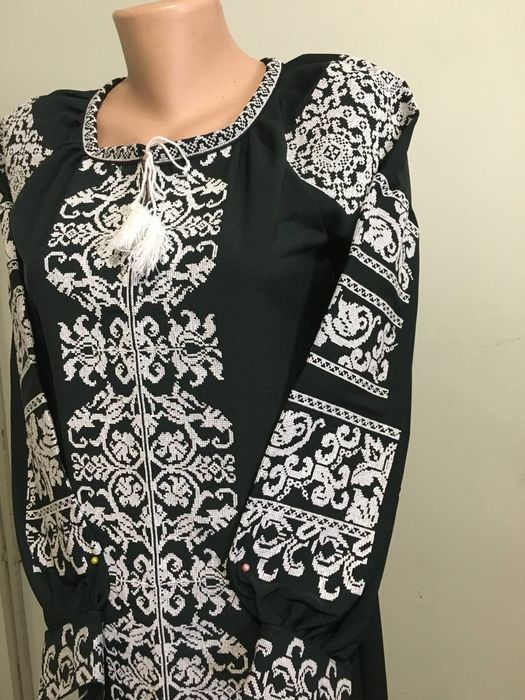 Вишиванки, плаття.