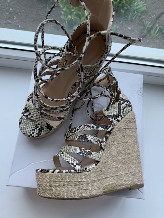 Продам босоножки