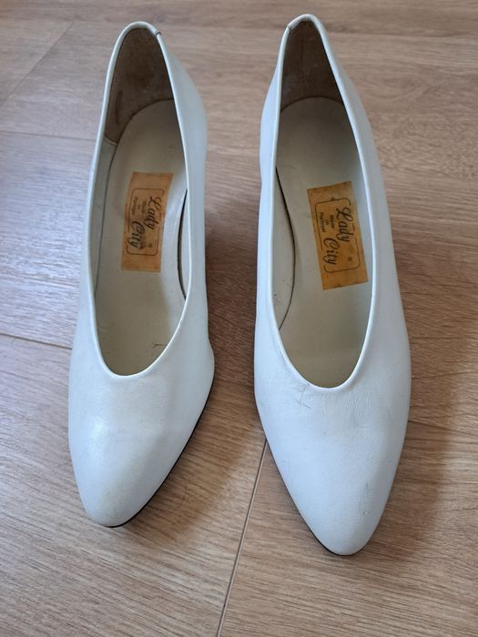 Sapatos brancos em bom estado