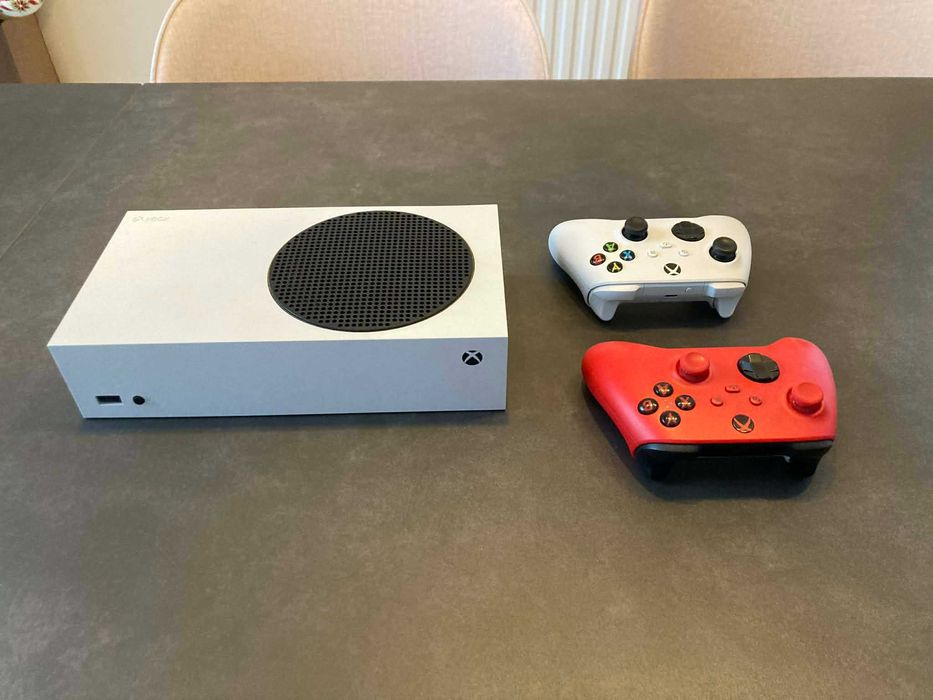 XBOX Series X/S + 2 pady