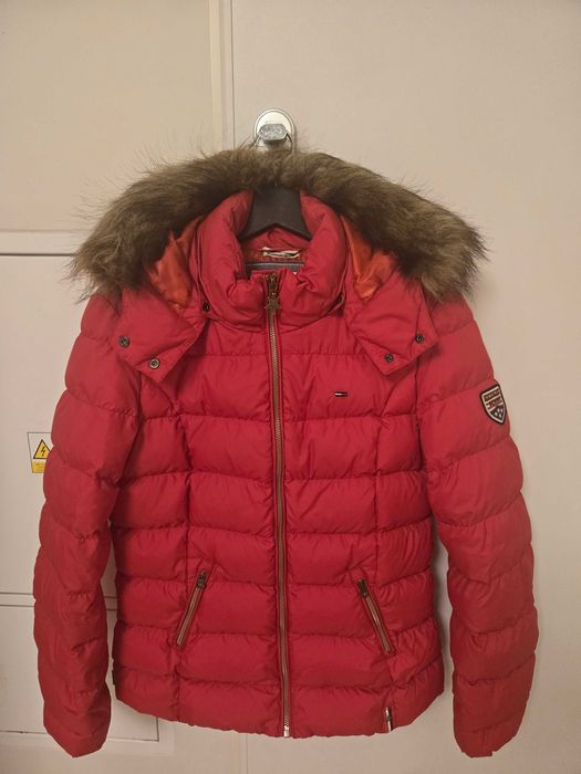 Tommy Jeans – czerwona kurtka zimowa z kapturem