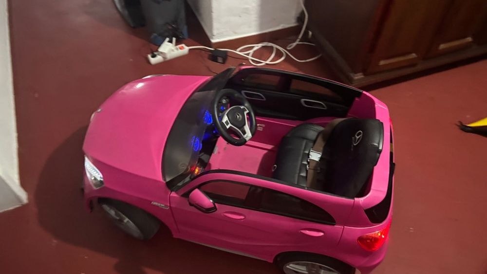 Mercedes A45 AMG elétrico para menina