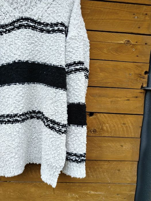 Sweter z dekoltem V