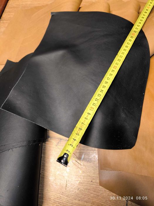 Skóra bydlęca w kawałkach użytkowych, Skóra meblowa czarna, 1 kg