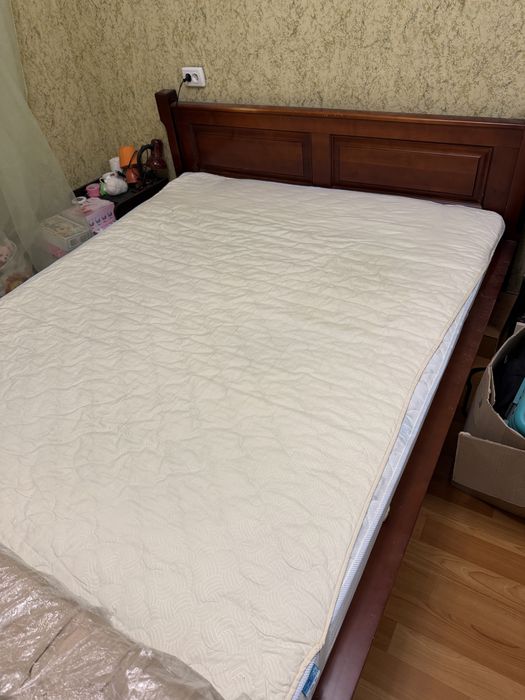 Ліжко двуспальне з матрацом