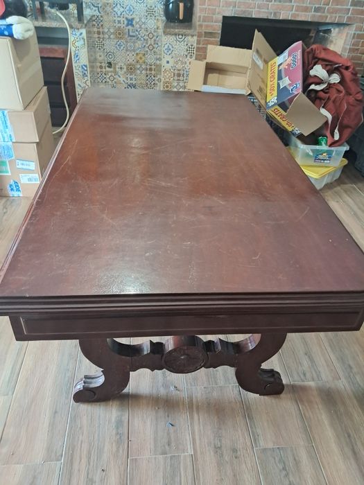 Mesa em madeira maciça com  seis cadeiras