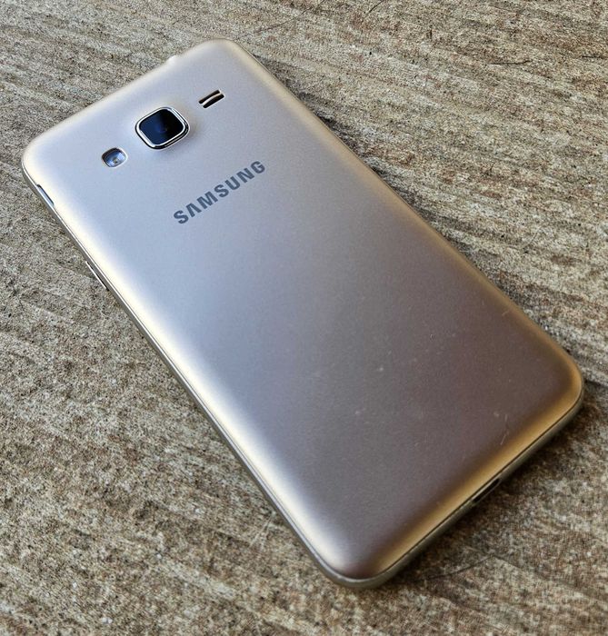Samsung J3 + carregador