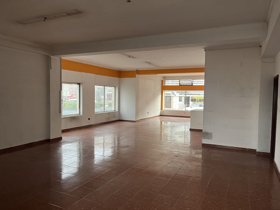 Arrenda-se loja comercial / serviços