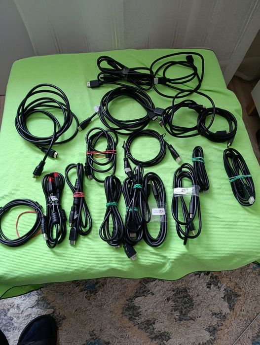 Klawiatury,kable HDMI,zasilające komputery,ladowarki  suchawki