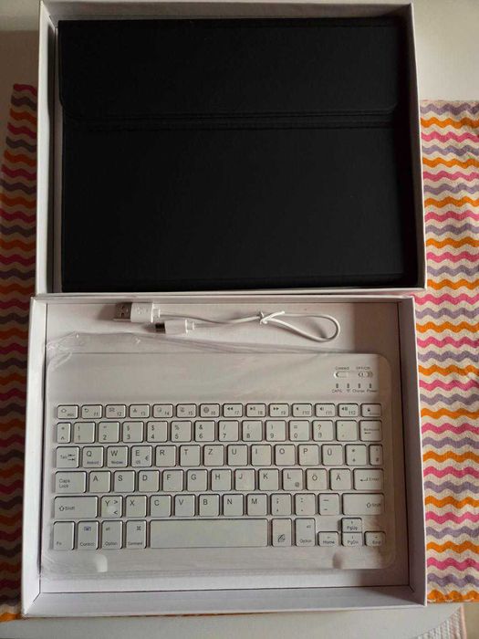 Capa com teclado para Tablet marca chinesa