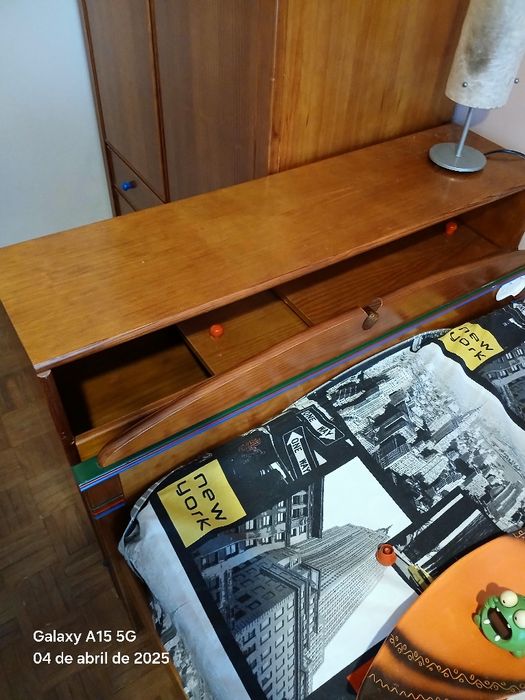 Quarto completo Cama com gavetão/ Roupeiro/ mesa de cabeceira