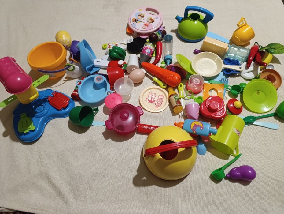 Большой ящик кукольной посуды, аксессуаров, фруктов