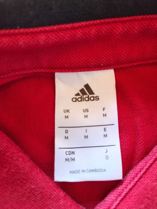 Polos vermelho e cinzento do Benfica