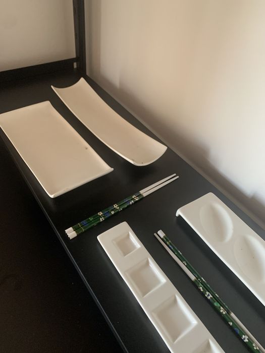 Serviço de Sushi em Porcelana Branca + Pauzinhos Reutilizáveis (Conjunto NOVO A ESTREAR)