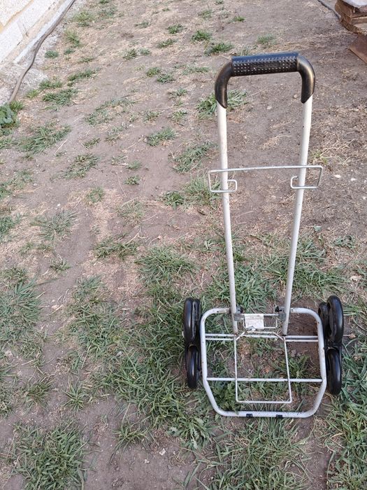 Carrinho flexível para escadas