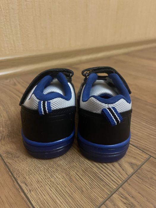 Кроссовки новые