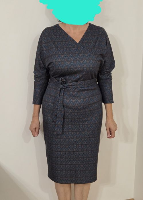 Elegancka wzorzysta sukienka z paskiem i dekoltem na zakładkę L