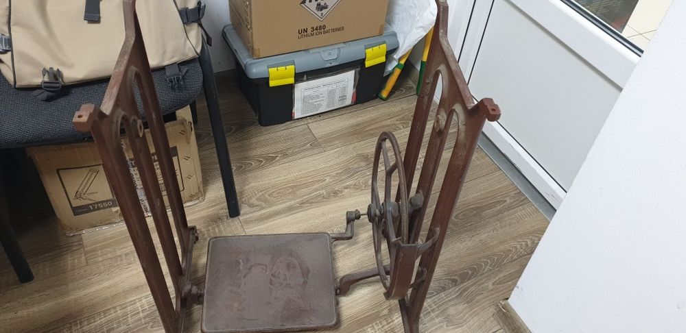 Стіл металічний ретро