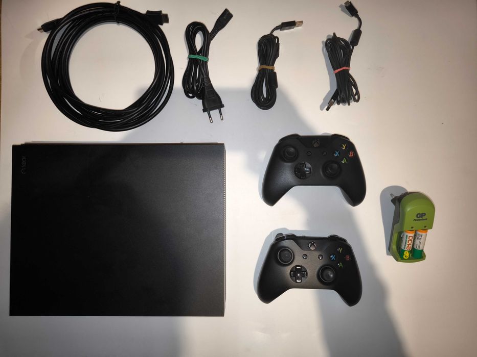 Microsoft Xbox One X 1TB Black (комплект)