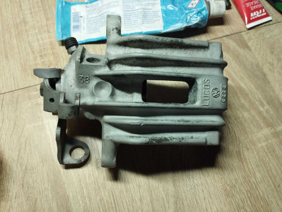 Суппорт  audi 100 с4, A6 с4, vw golf 4, vw golf 5, vw t4