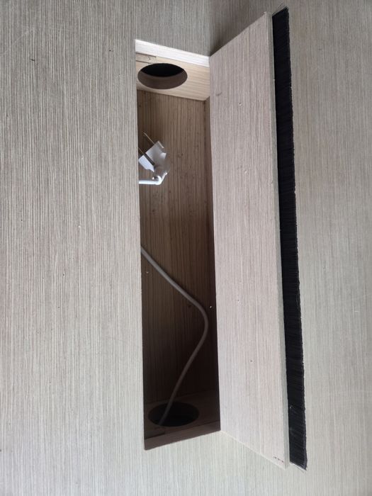 Stół do biura z pełnym okablowaniem