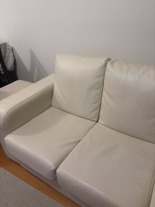 Sofa 3 lugares + pufe em couro