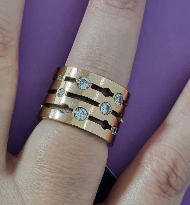 Anel em rose gold, em aço, cheio de brilhantes. T17