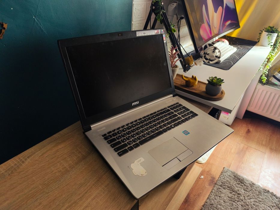 Ноутбук msi, металевий корпус