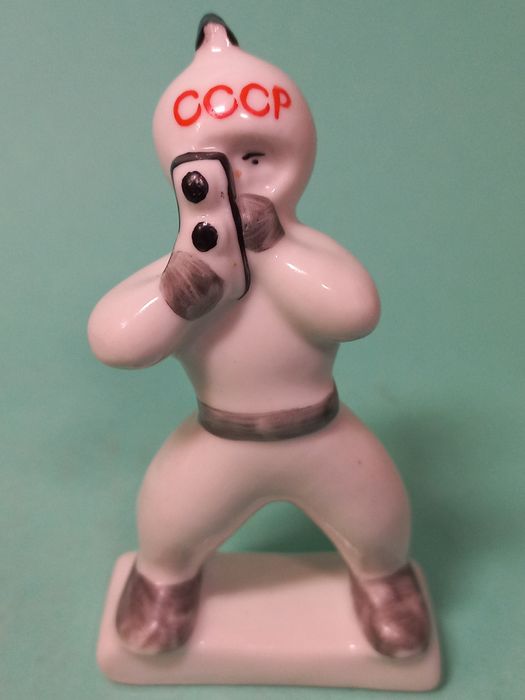 Статуэтка фарфоровая