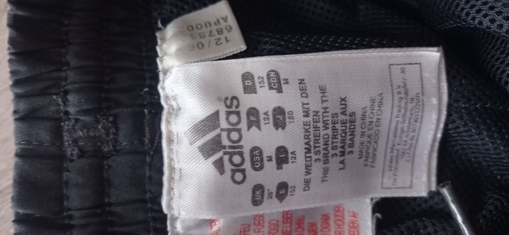 Krótkie spodenki firmy adidas