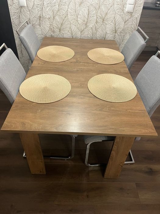 Komplet mebli Abra – 2 komody + stół + 4 krzesła – stan bardzo dobry